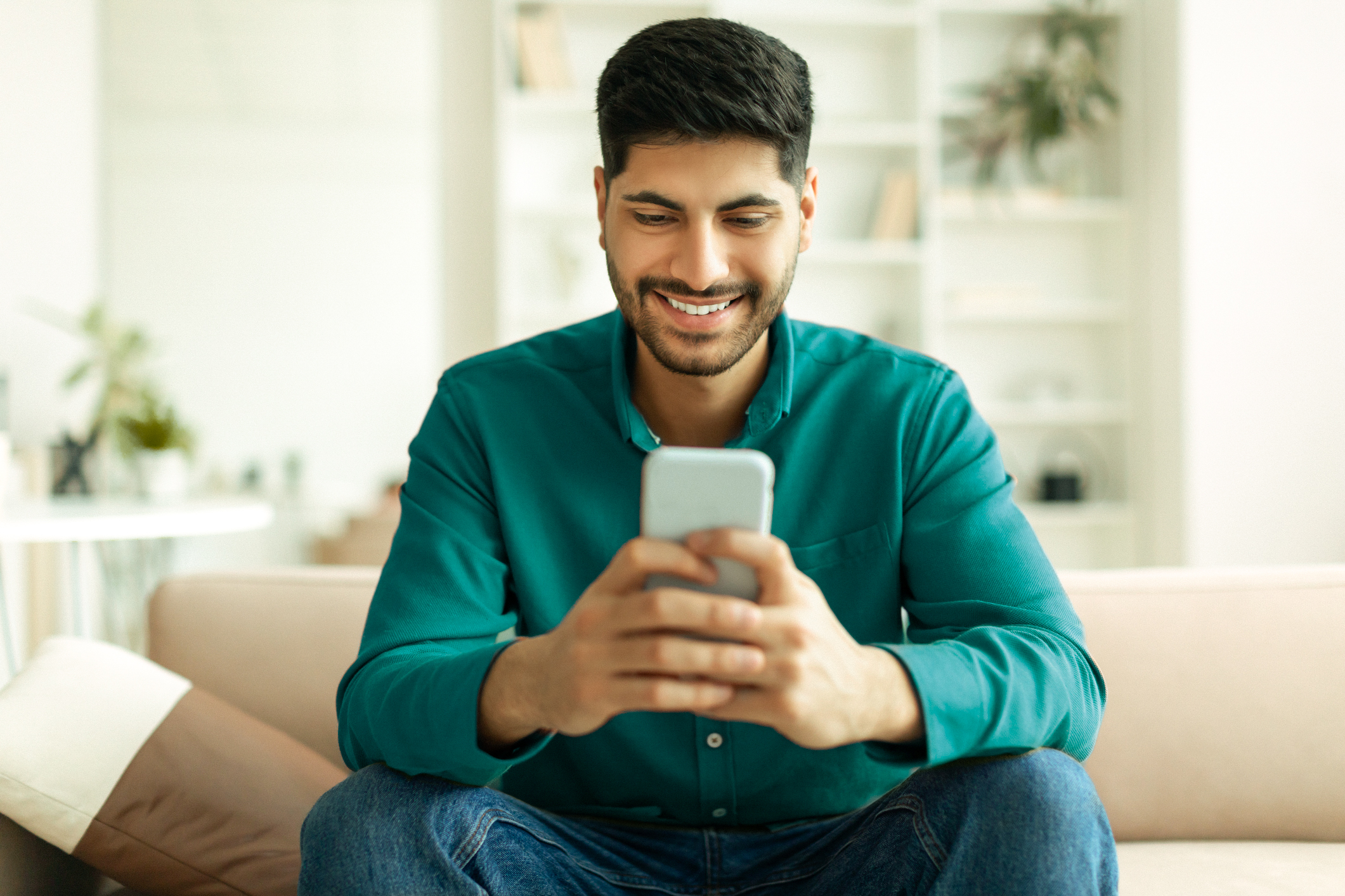 Homem utilizando a biometria facial no celular